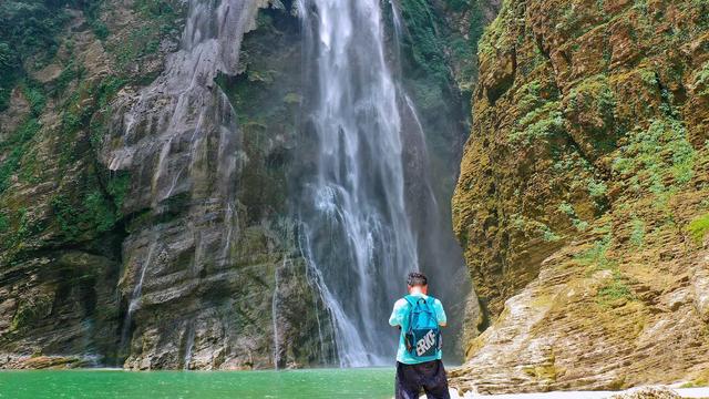 青岛市|湖南最适合自驾的地方,有个藏在瀑布上的千年古镇,夜景太漂亮