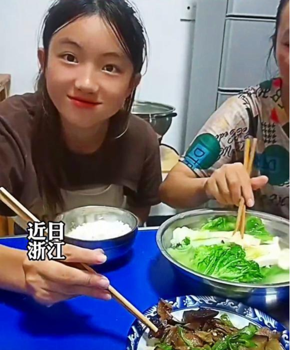 云南14岁侄女孤身一人来浙江投奔姑妈,行李箱打开姑妈崩溃了:心太疼了