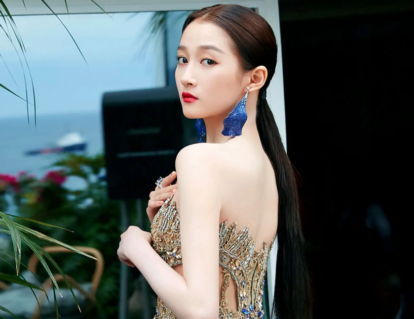 关晓彤|关晓彤,颜值巅峰还没到,等她的少女感褪去一些应该会更美