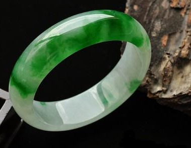 钱币博物馆|古代的翡翠手镯,和现在的翡翠手镯,有什么最根本上的差别