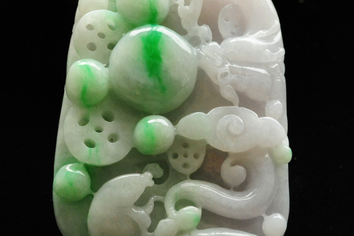 翡翠|为什么大家喜欢把玩翡翠石?因为这样的玉器,自身有很多的奥秘