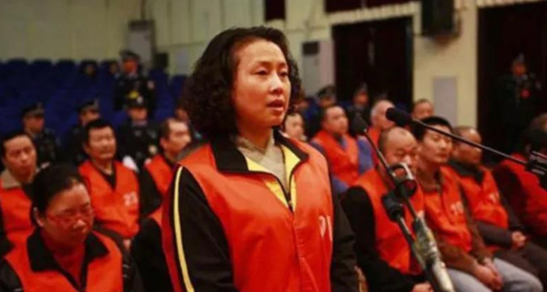 09年重庆老鸨王紫琦,控制2000多名女子当小姐,15年疯狂榨取1亿