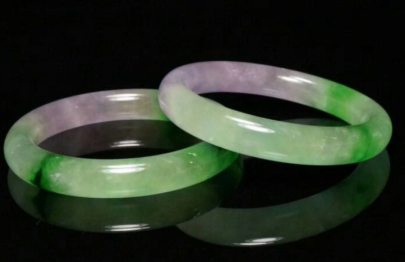 翡翠手镯|翡翠手镯上面的裂纹，有了这样物质的存在，翡翠手镯是否还值钱？