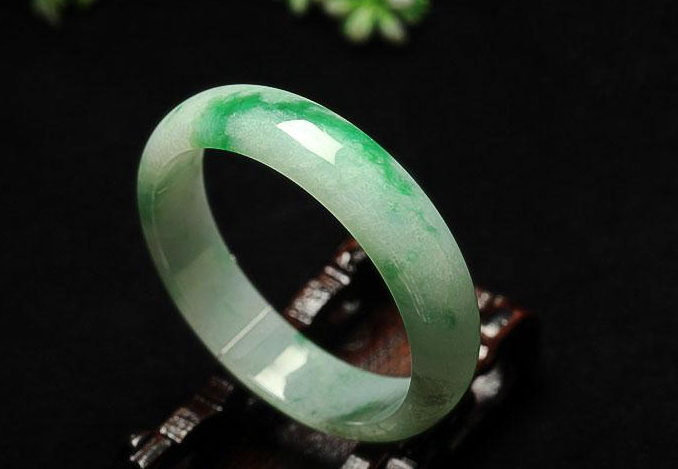 翡翠手镯|翡翠手镯的魅力展现在哪里?简约又大气,但这些手镯不能买