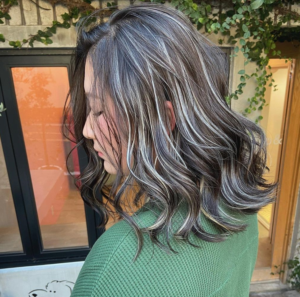 发型 女人发型别乱来,搭配上立体挑染,让你美出回头率