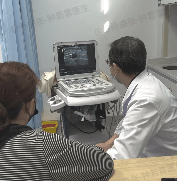 大脑|【静脉曲张案例9】老年人静脉曲张血管发黑,儿子不忍放弃带母求医