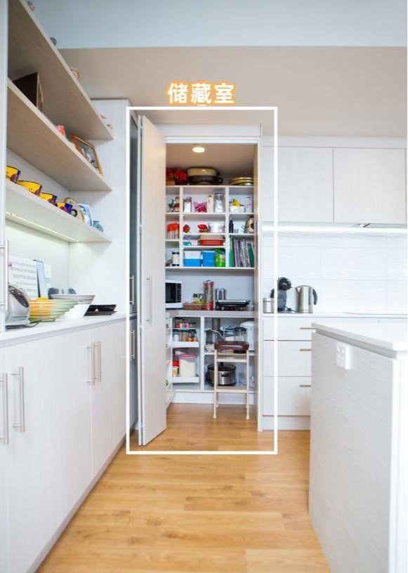 入住才知道，厨房留个2㎡储藏室有多实用！囤货都藏这里，好能装