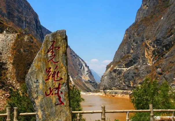 老虎|惊险的景点虎跳峡，以跳跃的老虎得名河水湍急，惊险万分