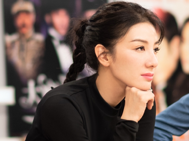 黄奕|黄奕确实很优秀，虽然事业很完美，生活上却有很多故事