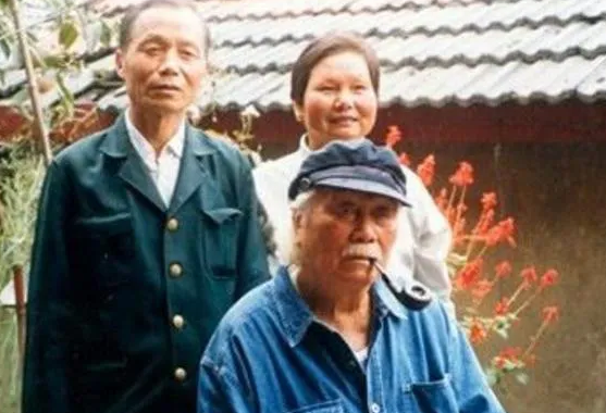 吴卓林|吴卓林被曝领免费食物，走到这一步不单是她的错，还有2个人有责任