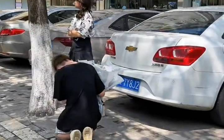 七夕从来不缺少跪舔族,男子跪在地上泪流满面:工资全部交给你