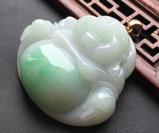 翡翠|翡翠的表面不是越光滑越好,仔细的去观察翡翠,它的凹凸确实不少