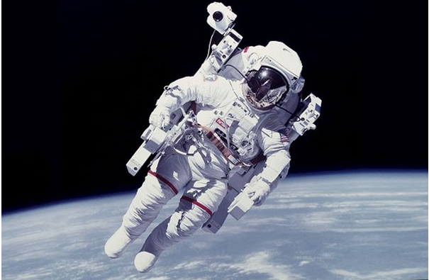 宇航员在太空中脱下头盔几秒钟会发生什么？