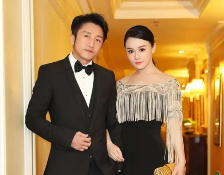 冉莹颖|央视主持冉莹颖穿黑丝打球!长腿纤细身材火辣,动作利落又霸气