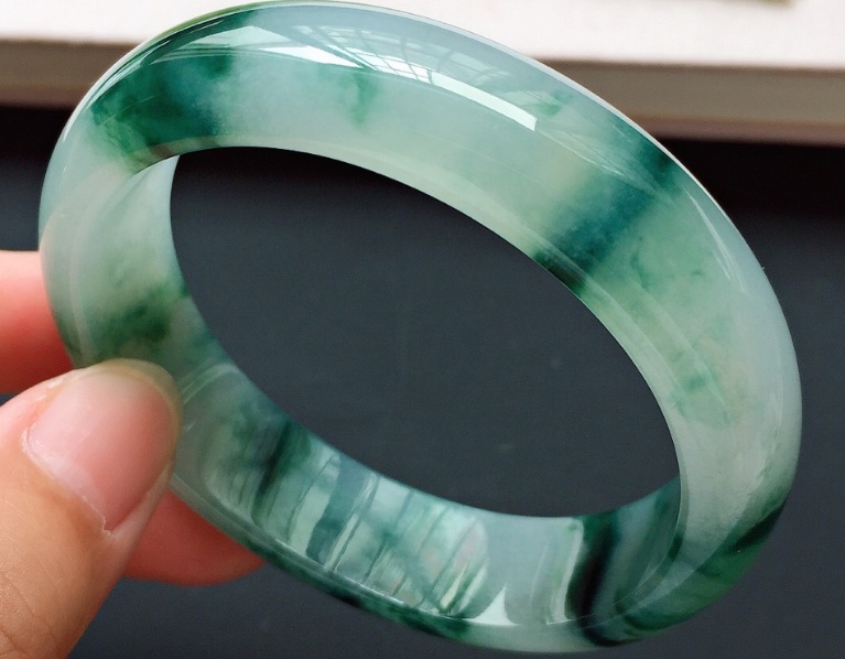 翡翠|冰糯飘花手镯是什么样的？价格是否昂贵呢？看完你就清楚了