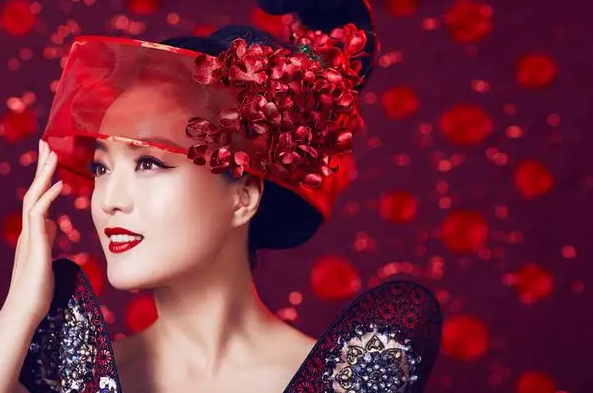 白雪|作为专业歌手，她曾多次在春晚上献歌，还拥有两所大学的高学历