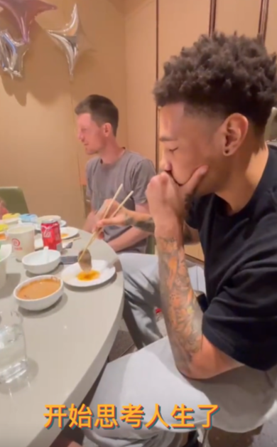 周琦|周琦又请队友吃火锅，热情投喂阿什利！球迷调侃：场上该传球了吧