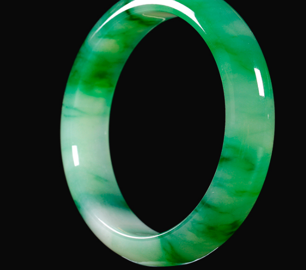 艺术品|翡翠手镯应该怎么戴?才能越佩戴越亮,恢复光泽感呢?