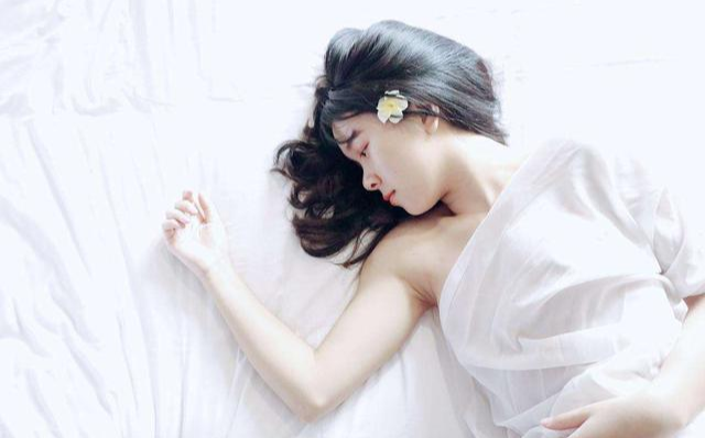 回顾女子独自拍私房照,房间内只有男摄影师,事后女子羞愧的报警