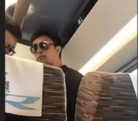 老人乘坐高铁将无盖热水放窗边,小伙不满引发冲突,老人:我本不想亮出我的身份