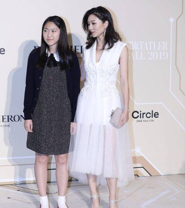 混搭|张艺谋小30岁娇妻太会穿！西装马甲配薄纱裙，端庄大气真有贵妇范