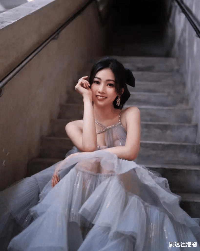 钢管舞|突破!港姐季军戴假金发变身小野猫跳钢管舞,与以往甜美形象差别大