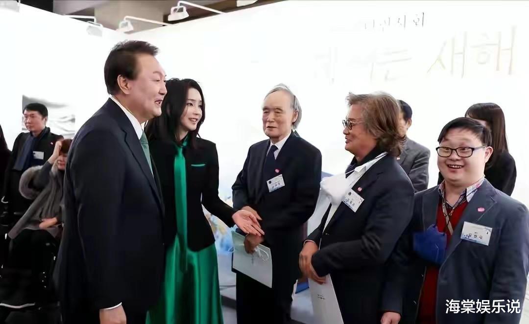 初恋脸|韩国第一夫人和老公约会造型太显嫩,像演偶像剧,初恋脸甜美吸睛