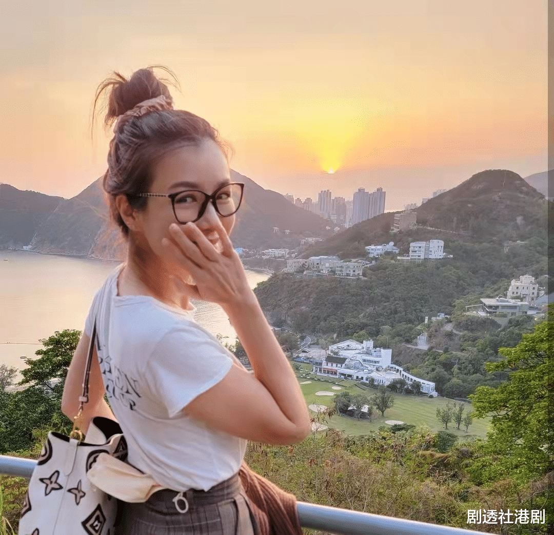 |幸福！TVB视帝一家五口外出享受家庭乐，港姐太太打扮青春被赞好少女