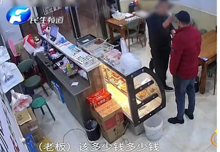河南郑州,一行四人在餐馆吃饭总共消费了214元,结账时其中一名顾客提出,把零头抹掉付200元