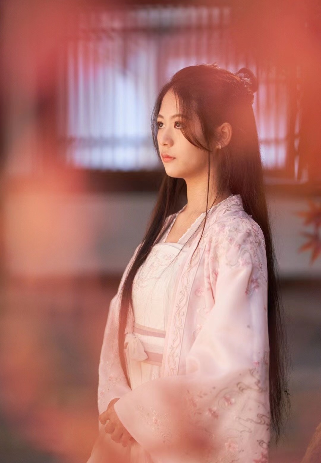 翁虹|53岁翁虹母女照曝光!14岁女儿横店拍写真,感慨做演员不易