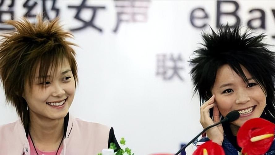 黄雅莉|黄雅莉高速上滞留6天，提桶打公厕水洗澡洗衣，草地晾衣满脸笑容