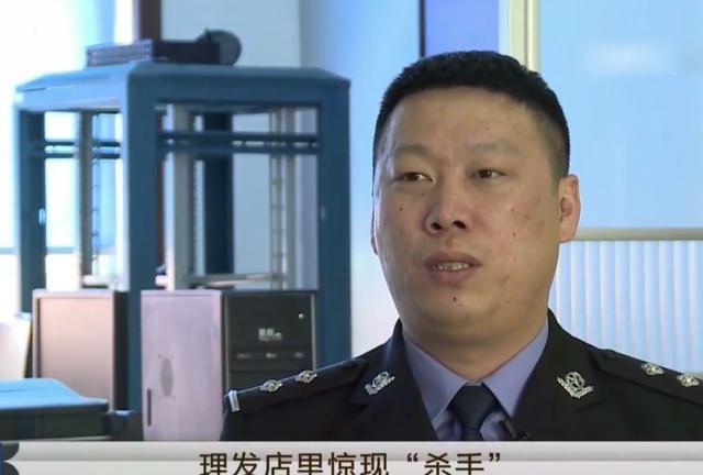 男子假扮杀手抢劫,专挑大妈下手,大妈:一进来就掐我大脖子