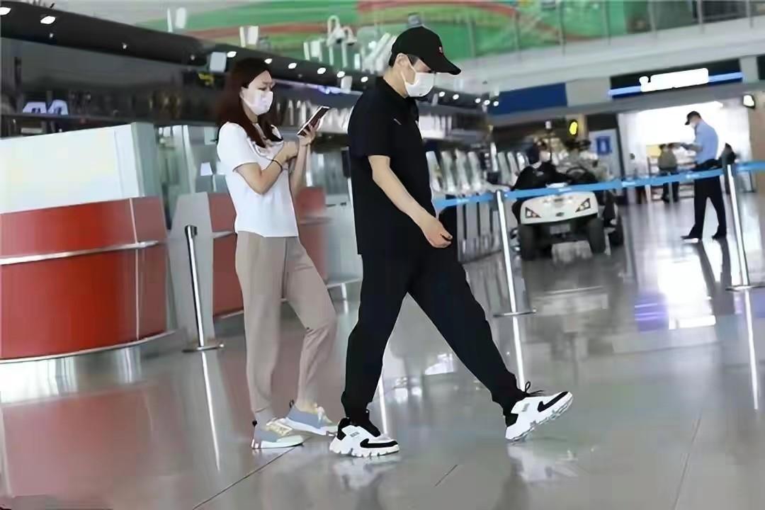 有代沟?张艺谋带小娇妻走机场,国潮打扮显年轻但夫妻却无交流