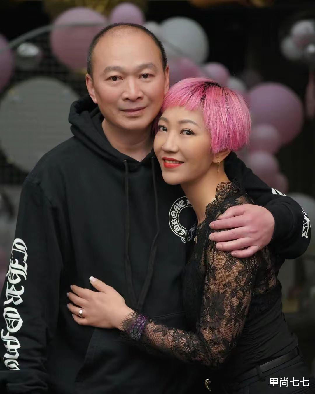 刘嘉玲|刘嘉玲弟媳真够高调的,染粉发打扮性感抢她风头,夫妻同框像女儿