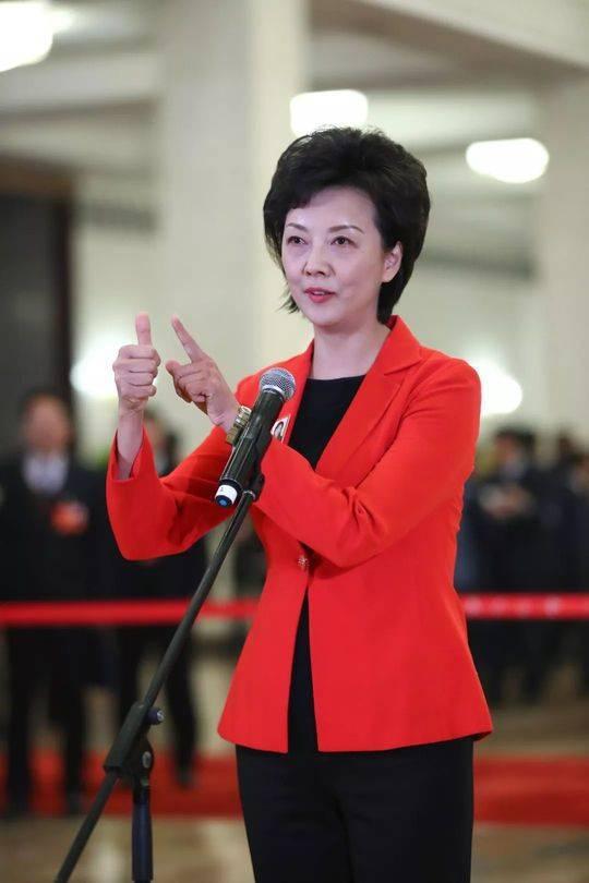 央视|央视手语主持周晔:在采访时直言,想给朱广权一巴掌!