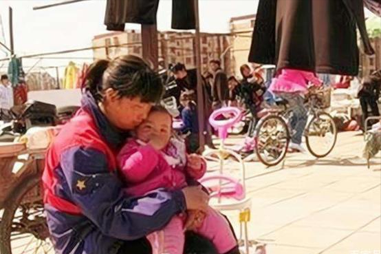 广州城|退役冠军艾冬梅：双脚畸形，街头抱娃卖菜，低价出售19枚奖牌