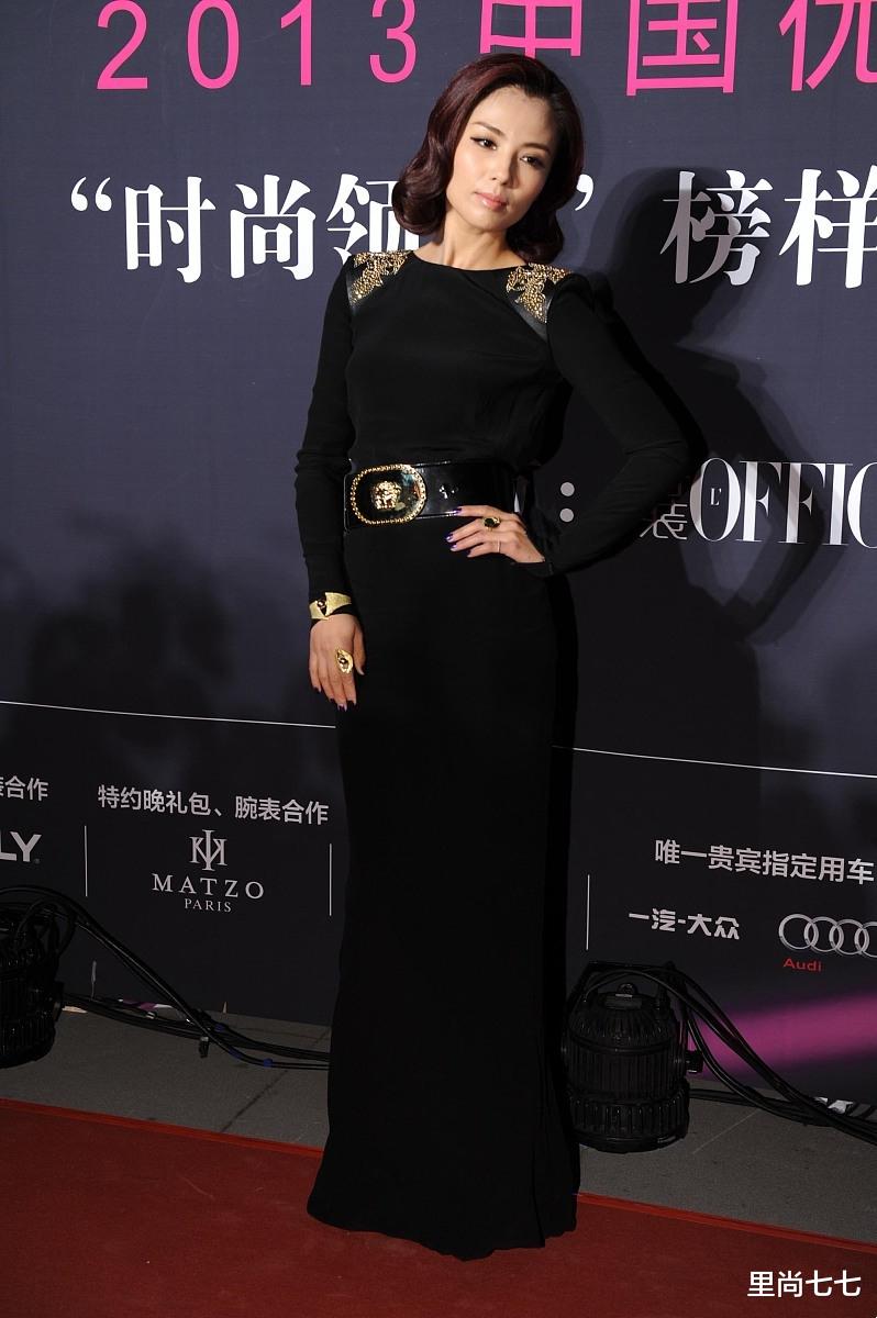 长裙 刘涛真不适合黑色,整张脸看着毫无起色太苍白,拍照左右晃不稳重