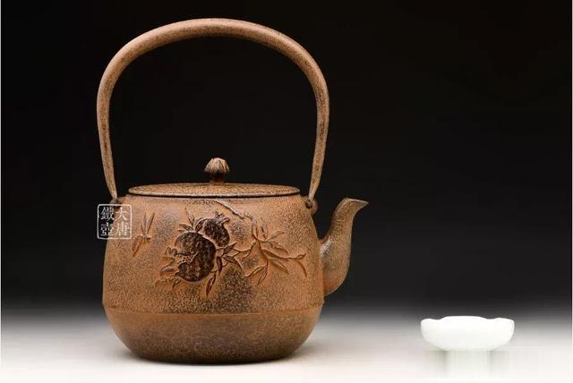 铁壶|你是否想过:铁壶为什么有不同的色泽?