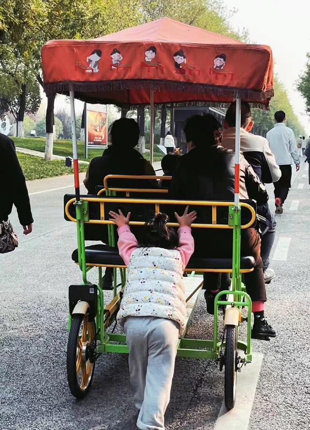 “他才7岁半,为啥要负重前行?”监控下的一幕,让家长集体破防