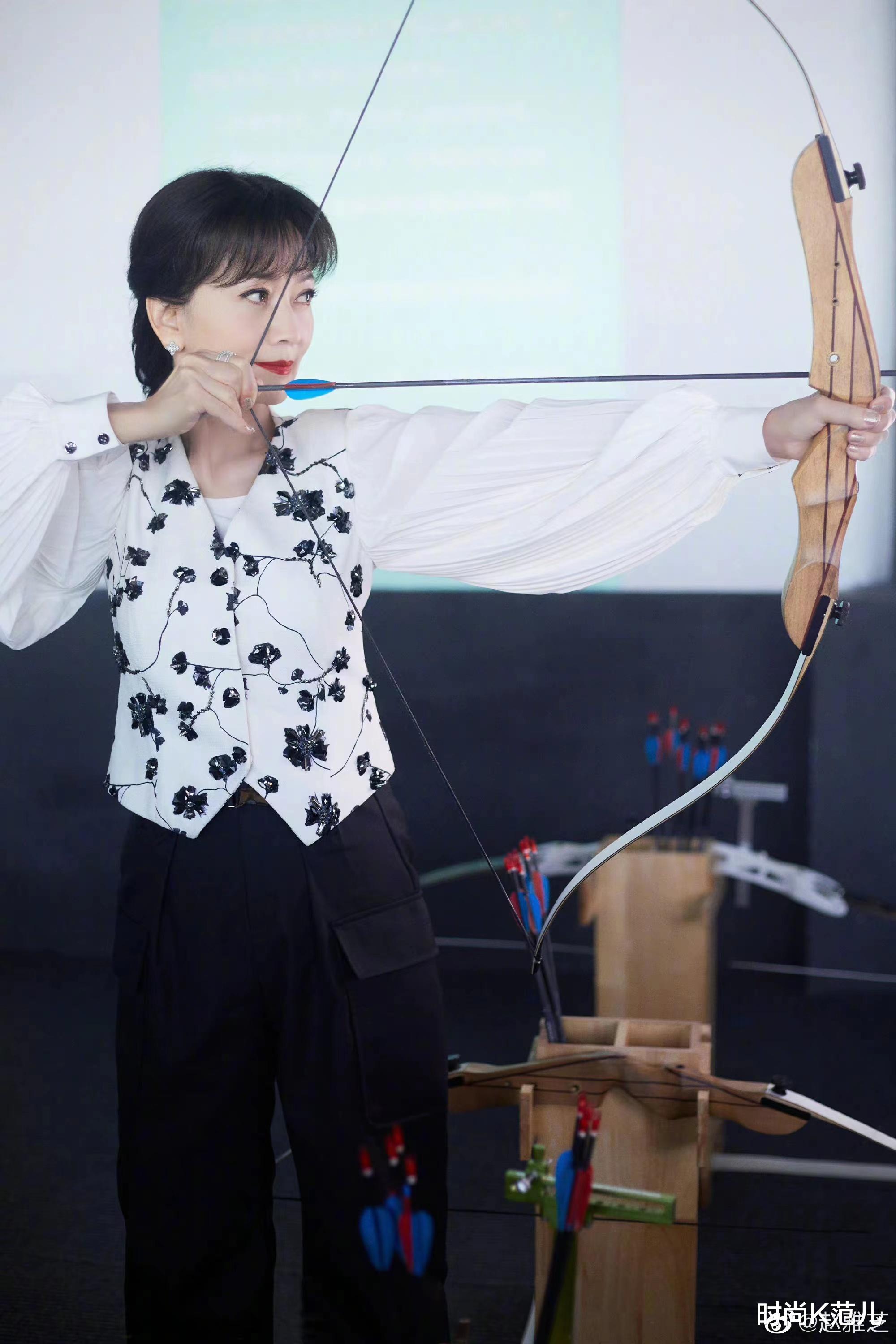 泡泡袖 68岁赵雅芝依旧年轻，穿泡泡袖拼接上衣，剪空气刘海太减龄了