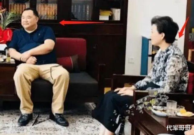 55岁杨澜近照曝光，头发花白弓腰驼背，疑与外籍老公移居美国