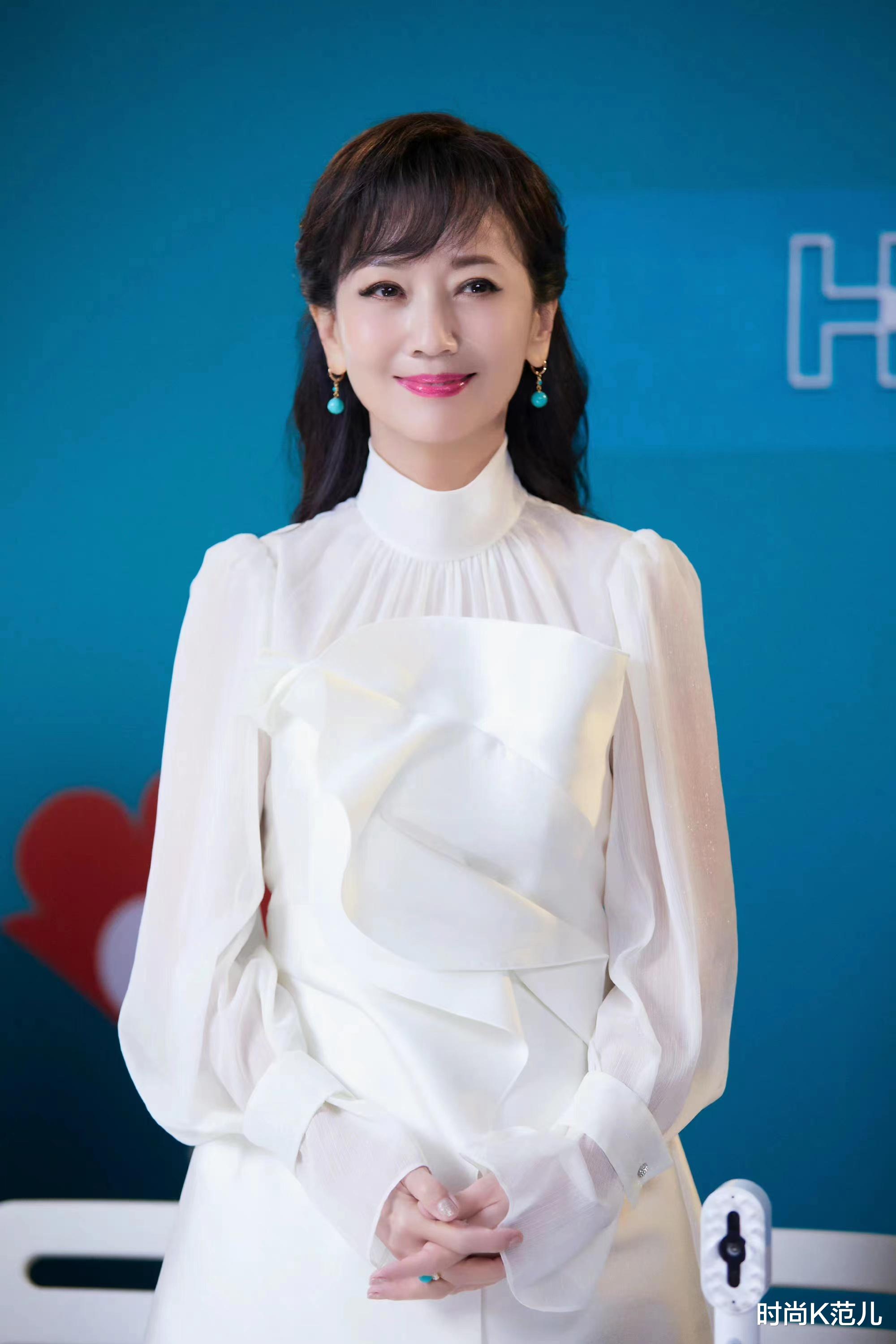 口红 赵雅芝新造型来袭,涂芭比粉口红减龄不够,穿白色长裙更精致优雅