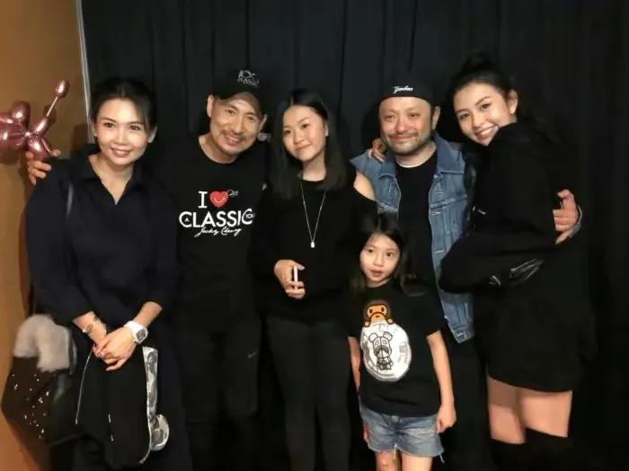 邱淑贞|邱淑贞大女儿晒庆生照，21岁沈月颜值气质出众，完美继承妈妈美貌