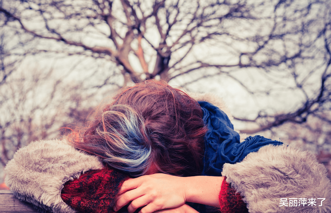 保湿 23岁女孩买一支口红300元，24岁男友一夜白头，不知日子怎么过