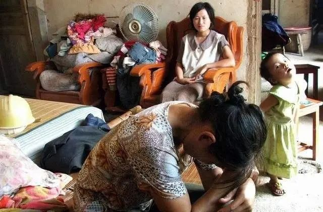 因为他们的重男轻女，从小就把我丢弃，18岁时父亲下跪求我救患癌弟弟，我该拒绝吗？
