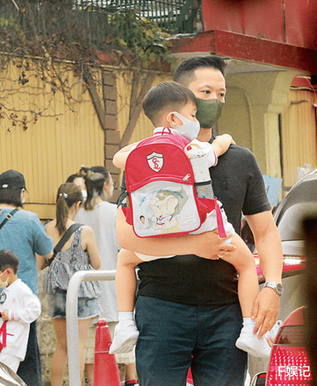 李乘德|胡杏儿老公李乘德带两个儿子玩游乐项目 父子三人一起玩滑梯很有爱