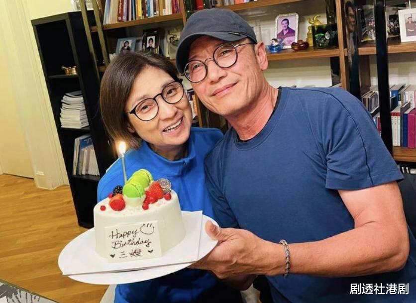 苗侨伟|苗侨伟返港后为妻子庆生！多位圈中人现身撑场，两夫妻甜蜜亲吻
