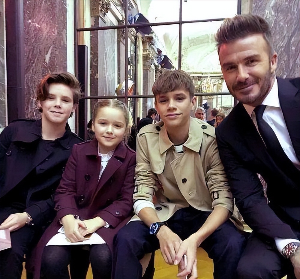 哈珀·贝克汉姆 完美遗传了爸爸的基因,小七虽然胖了点,可颜值依然是亮点