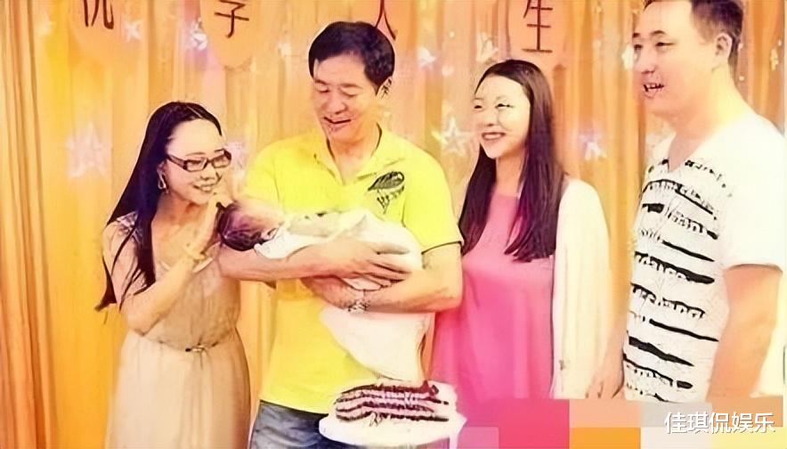 濮存昕|濮存昕嫁女“倒贴”50万,还送女儿女婿灭火器,希望她们互相包容