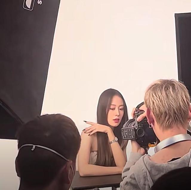 吉娜·爱丽丝|朗朗老婆晒拍摄花絮，28岁吉娜五官立体很上镜，黑色美甲显气场